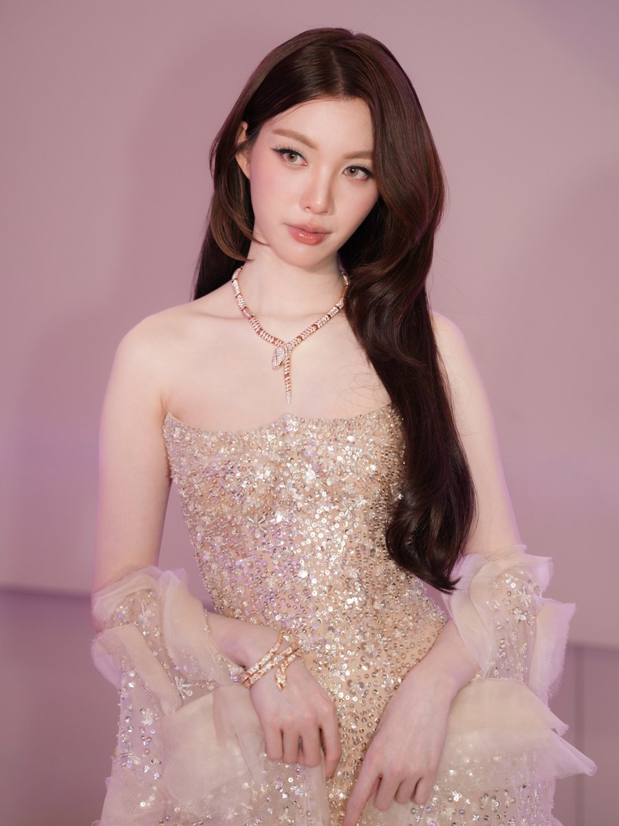 only_boomtag's tweet photo. A night to remember, a look to treasure 🤍
Orm Kornnaphat at the Weibo Cultural Exchange Night, glowing like a princess in an exquisite gown, surrounded by elegance and timeless beauty. Every angle, every pose, every little detail simply unforgettable

#OrmKornnaphat‌ @ormmormm https://t.co/o2S2vpKCqV