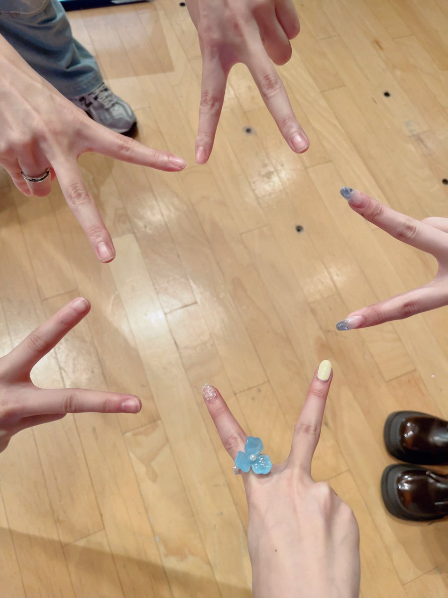 inui_natsune's tweet photo. 遅くなってしまいましたが、『乾夏寧バースデーイベント』昼の部ありがとうございました！！
衣装は夏らしくデニムのワンピースでした〜！🌻✨
来ていただいた皆さん！！本当にありがとうございました！！✨✨
皆さんの笑顔をたくさん見れて私もハッピーでした！！>  ̫<🎶
#夏さく咲く
#セカンドショット