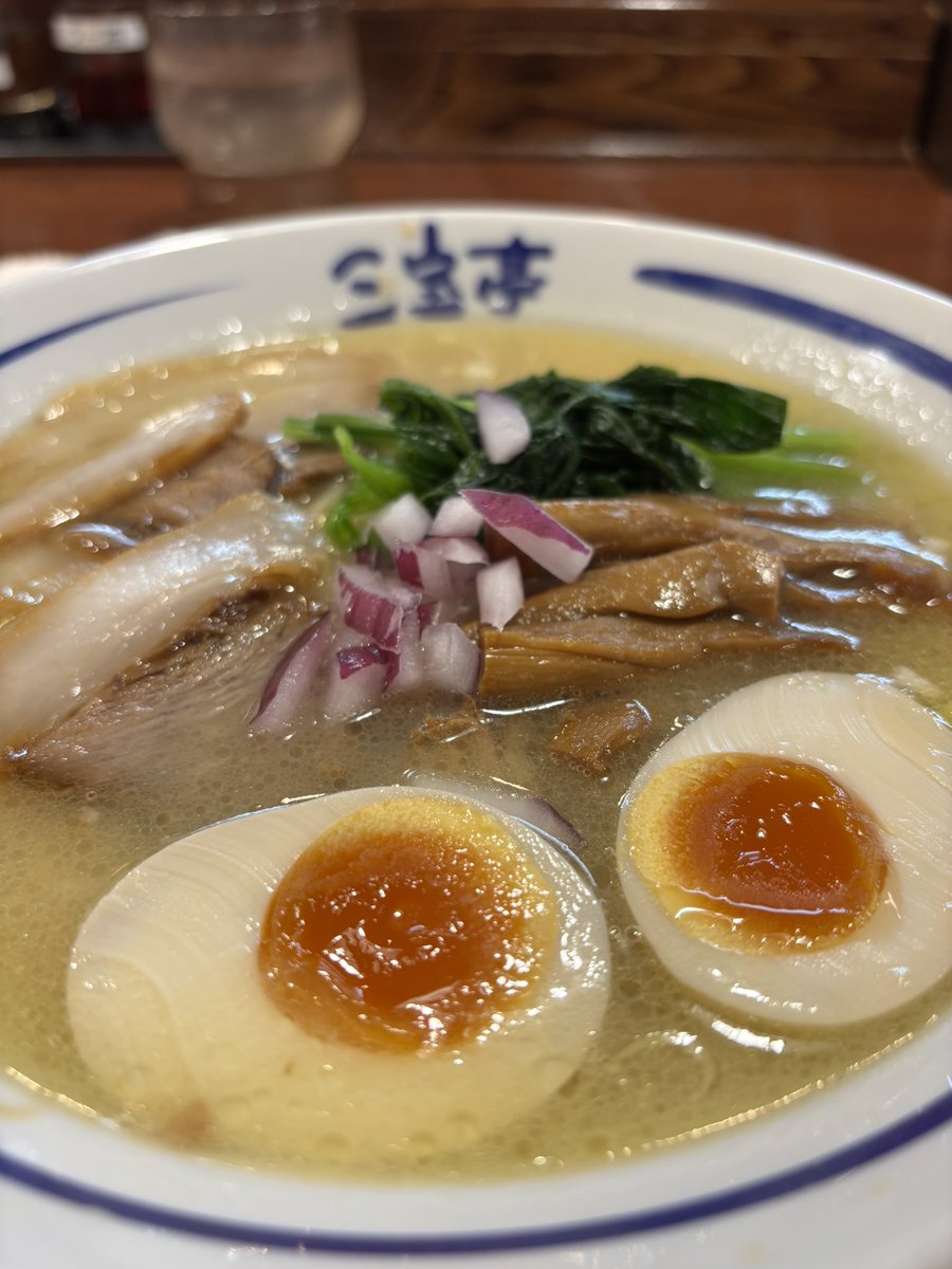 seiran5e's tweet photo. 夕食を
作るの面倒で
近所に
ラーメン屋が
あってよかった🍜

たまには違うラーメンにしようか？と思ったけれど…
やっぱり私の定番 鶏白湯塩🧂

今日は飲まずにラーメンだけで。

#��さな幸せを噛み締める夜🌟 https://t.co/HcAB1kXTqA