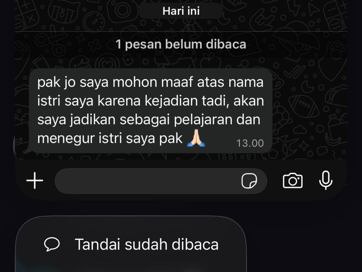 KapudS640's tweet photo. Siang tadi gue lagi ngantri di tempat kopi langganan. Ada ibu-ibu di belakang gue pesen minuman total 11 gelas. Pesanan gue belum dibuat, tapi ibu di belakang udah marahin baristanya, bilang, “Gak bisa cepet apa?”

Gue lihat baristanya terus bilang, “Duluin aja punya dia, gue santai kok.”

Eh malah ibu-ibunya nyeletuk, “Daritadi kek bilang, orang miskin ngalah lah.”

Dikira gue orang miskin mungkin gara-gara pake kolor dan HP gue bukan iPhone 17 kayak dia 😂

Gue diemin aja terus ke parkiran dulu mau ambil sandal karena masih pake sepatu olahraga. Pas di parkiran, gue lihat salah satu mobil kantor gue. Gue hafal karena mobil itu dulunya gue yang pakai, Innova Reborn tahun baru lah.

Gue ganti sandal dulu, terus ketuk pintu mobilnya. Eh bener ternyata staff gue. Beliau turun dan bilang, “Loh Pak Jon, ngopi di sini juga to.” Ya seperti biasa, basa-basi aja.

Tiba-tiba dari dalam ibu-ibu tadi keluar dan ngeliatin gue.

Eh ternyata dikenalin sama staff gue kalau itu istrinya. Gue langsung bilang ke staff gue, “He mas, istrinya diatur ya mulut e, yang punya adab dan etika sedikit lah. Tadi ngatain miskin saya lo, coba kalau orang lain mungkin udah ditampar itu.”

Staff gue kaget dan lihat istrinya, istrinya diem aja.

Gue ngomong lagi, “Mbak jangan kayak wong kere munggah bale alias OKB sindrom. Kalau orang lain tahu kamu kayak gitu dan nandain plat mobil ini lalu nyerang kantor, suami mu bisa gak kerja lagi.”

Ya selanjutnya suami dan istrinya minta maaf ke gue. Pas udah sampai rumah masih chat juga.

Pelajaran yang bisa diambil, jangan suka ngeremehin orang lain. Baru dikasih rezeki banyak sedikit udah ngerendahin orang lain. Nanti sama Tuhan diambil lagi rezekinya loh 😁👍🏻

Case fasilitas kantor digunakan buat hal pribadi dan bikin kegaduhan yang berakibat ke kantor juga udah pernah terjadi di kantor gue. That's why gue bilang “bisa gak kerja lagi”, karena udah ada case yang hampir sama di kantor.

Gue cuma wanti-wanti istrinya, jangan sampai gara-gara kebodohan sesaat malah berpengaruh ke lahan cari nafkah suaminya 😁🙏🏻