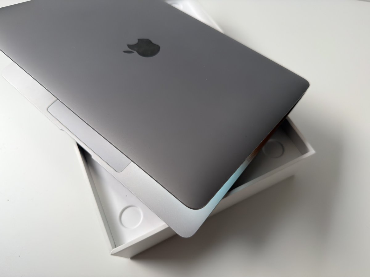 bhaguz_403's tweet photo. Dijual MacBook Air M1 nih gaes! 😍💻
Permisi mau jual MacBook Air M1 spek 256/8. Fullset warna Space Gray unit resmi 🇮🇩 ya. Semua sehat masih oke banget buat kuliah atau kerja.

Harga 9,2 juta bungkuuus! Minat cus DM alamat. Bantu RT gaes thank you 🙏🏼 https://t.co/EeXjfuZnEA