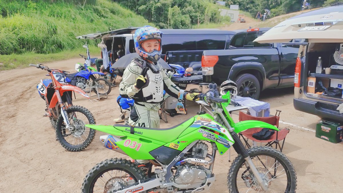 Torachan1169's tweet photo. ババナショックスのフロントフォークスプリングに交換したKLX140RLでMX-TOYOTA走行してきました。いい感じです。元IAの大西健太郎さんにも乗ってもらい合格いただきました。CRF250Rを引き連れて走る健太郎さん！美しい〰️ https://t.co/hXlkvIEJ7F
