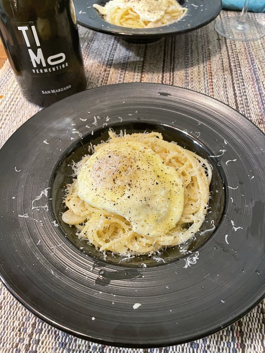 O_hashiguitar's tweet photo. 今日の夕飯。貧乏人のスパゲッティ。初うみ卵が手に入ったのでこれ。白ワインで美味い。 https://t.co/BK6Yti1Cc3