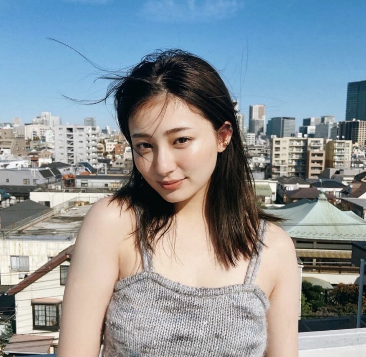 diva2020jp's tweet photo. 2年前、文春の熱愛報道をきっかけに
一時は落ち着いたと思われた吉川愛。

ところが、まさかの熱愛再浮上――？

しかも気になるのは、そのお相手。

見た目は大人っぽくて落ち着いた雰囲気なのに、
2人きりになると吉川愛が甘えん坊に……？ https://t.co/BY93EcU2LW