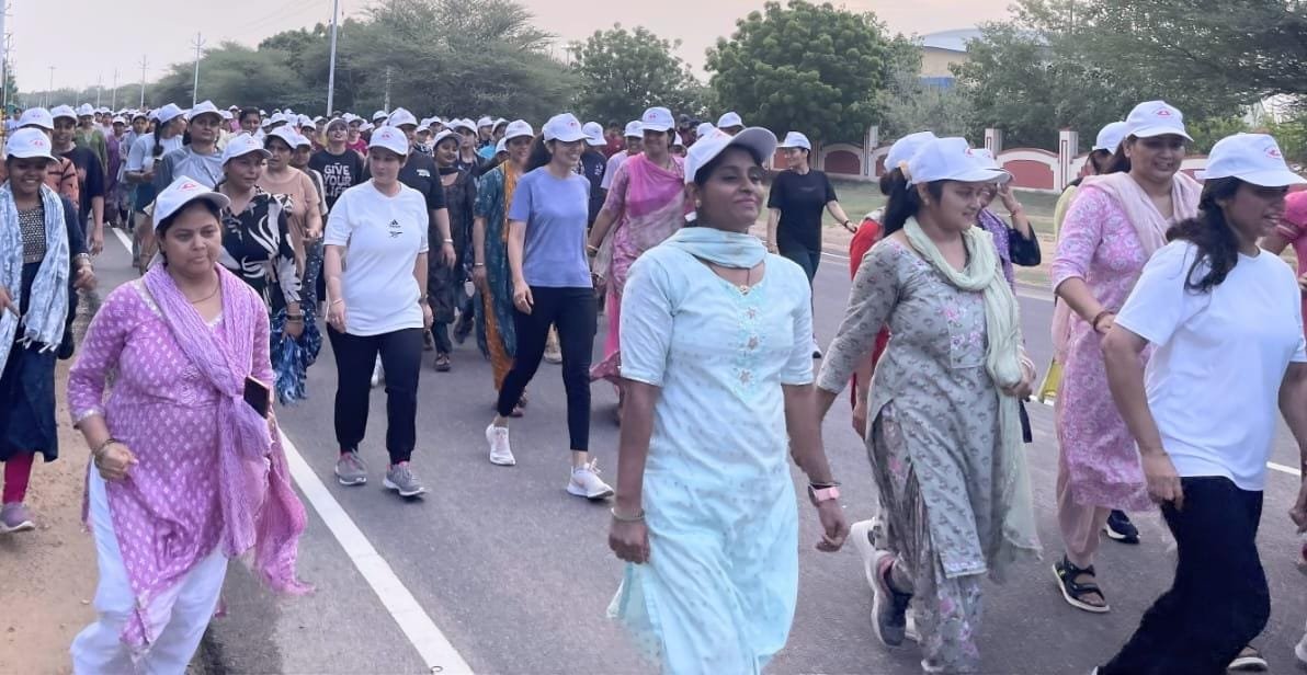 ChetakCorps_IA's tweet photo. Strong Families, Stronger Nation! 

​A vibrant morning unfolded at #BikanerMilitaryStation as  families and young champions joined hands for #Walkathon.

Stepping forward with boundless energy, the event highlighted the power of togetherness, fitness and resilience.

Every stride was a  commitment towards nurturing holistic wellness  for a healthier, stronger and resilient tomorrow. 

​#IndianArmy 
#SaptaShaktiCommand 
#ChetakCorps #RanbankuraDivision
 #FitnessFirst 
 
@adgpi
@SWComd_IA
@Prodefencechan1
@PRODefRjsthn