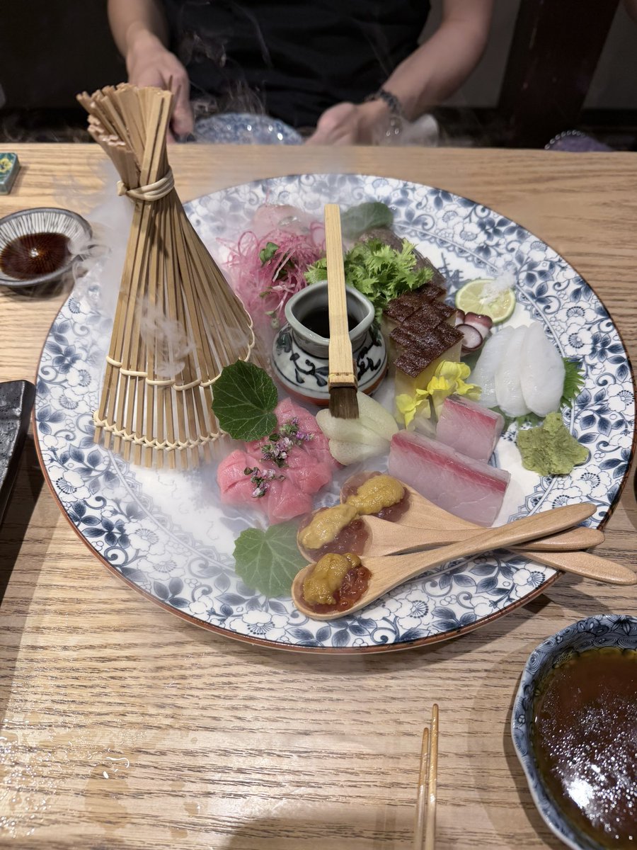 HAL_endless's tweet photo. お盆前なのに家族で豪華なもの食べてる https://t.co/yMx1ebxWj2