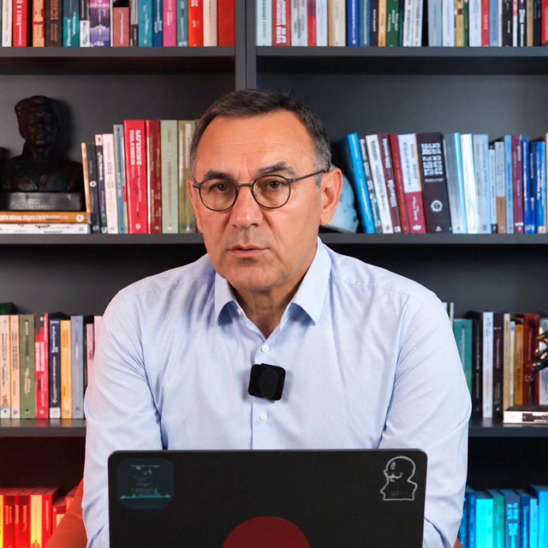 Kemalistiz_Biz's tweet photo. Deniz Zeyrek, Yeni Parti tabanında "Çerçeve Yasa"ya yönelik ciddi bir tepki olduğunu, milliyetçi ve ulusalcı seçmenlerin bu karar nedeniyle partiden uzaklaşabileceğini belirterek yönetimi Genel Kurul aşamasında dikkatli olmaya çağırdı. https://t.co/RL1JCvbdpd