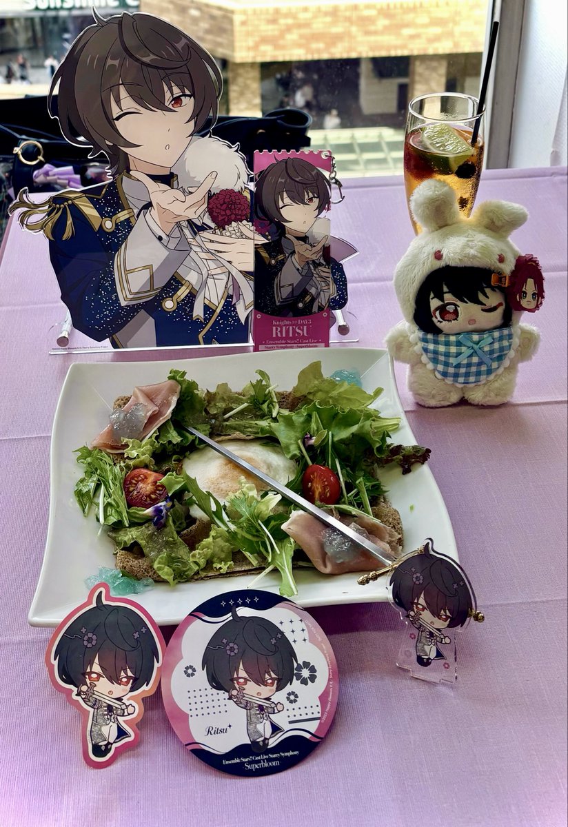 kuti_enst's tweet photo. アニカフェ行ってきたよ！
交換などしてくれた方ありがとうございました🙏
凛月自引きできてめっちゃ声出た https://t.co/nicduutfJl