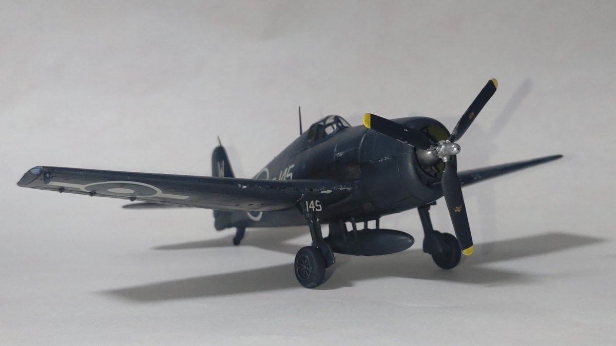 _NNhedgehog_'s tweet photo. 1/72 ハセガワ HELLCAT Mk.II “FLEET AIR ARM” 完成！

キットはハセガワ製、塗装は英国海軍の第1844海軍航空隊所属機です。
英国海軍に供与されたF6Fで、ラウンデルが蛇の目になっています。
ネイビーブルー単色の塗装なので、パネルで変化をつけたり塗装ハゲを施してみたりしました。どうかな…？ https://t.co/sL9YTBplbS