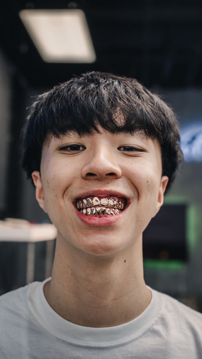 SPJewelers's tweet photo. RQ for Ap | Sp

VVS grillz, rose gold grillz, rose and white jeans, cropped hoodie and double stack sweats made for @rayasianboy https://t.co/ONzwMHFBxV