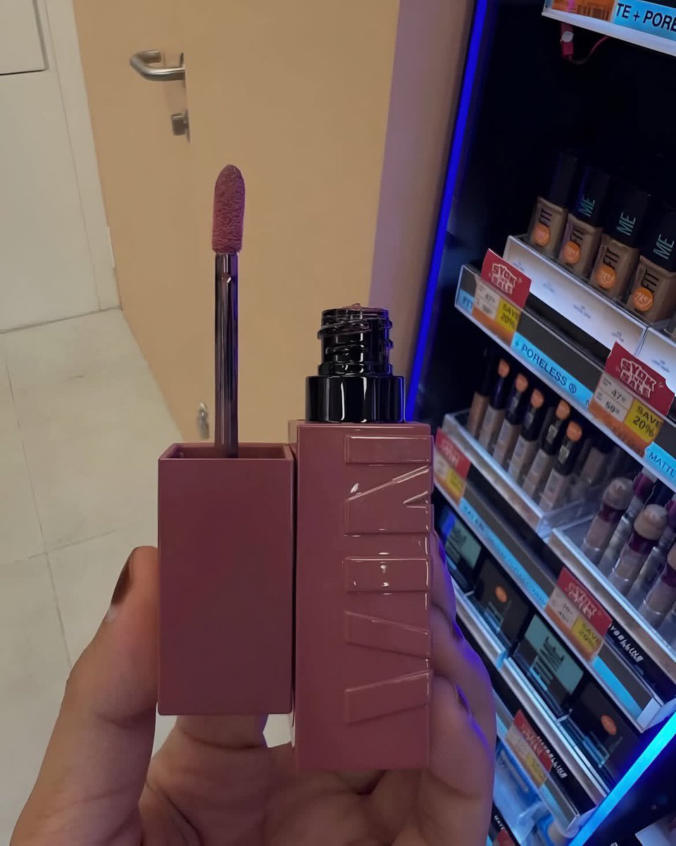 venggk's tweet photo. MUA, TOLONG 😭 kenapa finish lip ini bisa SEMIRIP DIOR pas udah nempel dibibir￼ https://t.co/gskZCVUpom