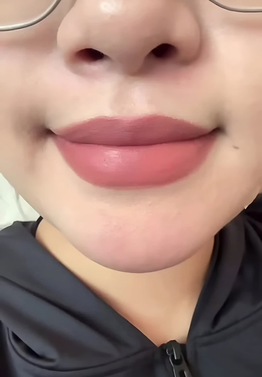 venggk's tweet photo. MUA, TOLONG 😭 kenapa finish lip ini bisa SEMIRIP DIOR pas udah nempel dibibir￼ https://t.co/gskZCVUpom