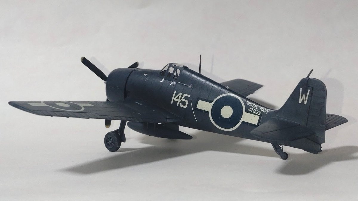 _NNhedgehog_'s tweet photo. 1/72 ハセガワ HELLCAT Mk.II “FLEET AIR ARM” 完成！

キットはハセガワ製、塗装は英国海軍の第1844海軍航空隊所属機です。
英国海軍に供与されたF6Fで、ラウンデルが蛇の目になっています。
ネイビーブルー単色の塗装なので、パネルで変化をつけたり塗装ハゲを施してみたりしました。どうかな…？ https://t.co/sL9YTBplbS