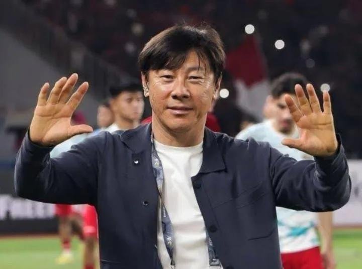 FansBolaja's tweet photo. Sampai kapan pelatih Timnas Indonesia akan terus dibandingkan dengan Shin Tae-yong?

Jawabannya sederhana: sampai ada yang mampu melampaui apa yang sudah dia catatkan. 😇

STY meninggalkan standar yang cukup tinggi: membawa Indonesia ke babak 16 besar Piala Asia 2023, untuk pertama kalinya dalam sejarah, lalu mengantar Timnas lolos ke babak ketiga Kualifikasi Piala Dunia 2026.

Dulu, saat awal STY menangani Timnas, dia juga tak lepas dari perbandingan dengan Luis Milla. Bedanya, STY kemudian menjawab perbandingan tersebut dengan progres dan hasil di lapangan.

Jadi, ini bukan soal terus hidup di masa lalu atau tidak menerima pelatih baru.

Kalau ingin berhenti dibandingkan dengan STY, ya lampaui dulu catatannya. 

Menurut kalian, catatan STY mana yang paling sulit dilampaui?