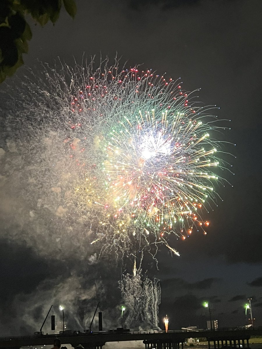 rnsk_j's tweet photo. 花火の写真下手くそ選手権 https://t.co/0NglbMXBNc