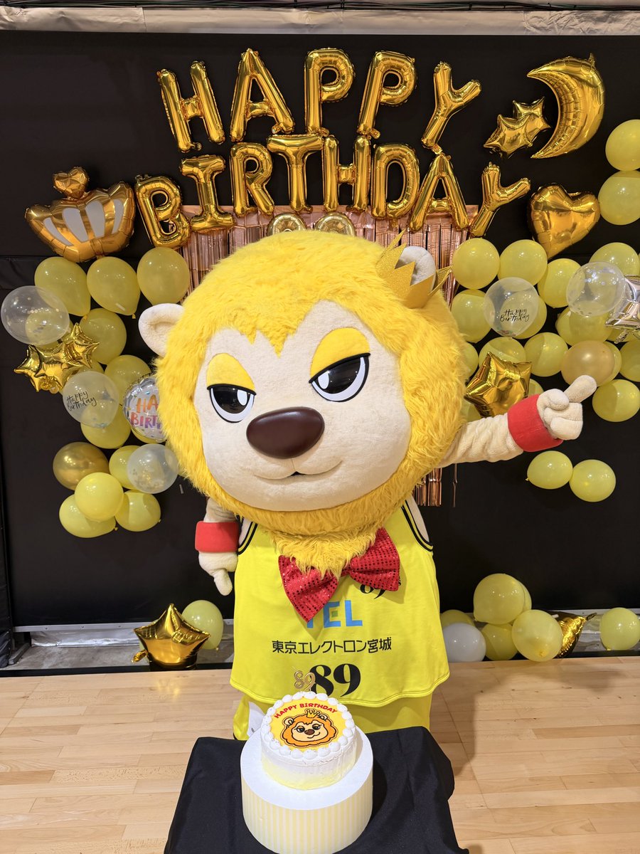 89ERS_Official's tweet photo. 🎉🎂HAPPY BIRTHDAY ティナ🎂🎉

本日8/9(日) #ナイナーズの日 に「ティナのお誕生日会」を開催しました🦁✨

たくさんのお祝いの言葉や大きな拍手に、ティナも大喜び🥳🎈

みんなで一緒にお祝いできて、ティナにとっても素敵なお��生日になりました🎂✨

ご参加いただいたみなさん、ありがとうございました‼️

今シーズンもティナと一緒に、ナイナーズへの黄援をよろしくお願いします🦁💛

#ティナ
#89ERS