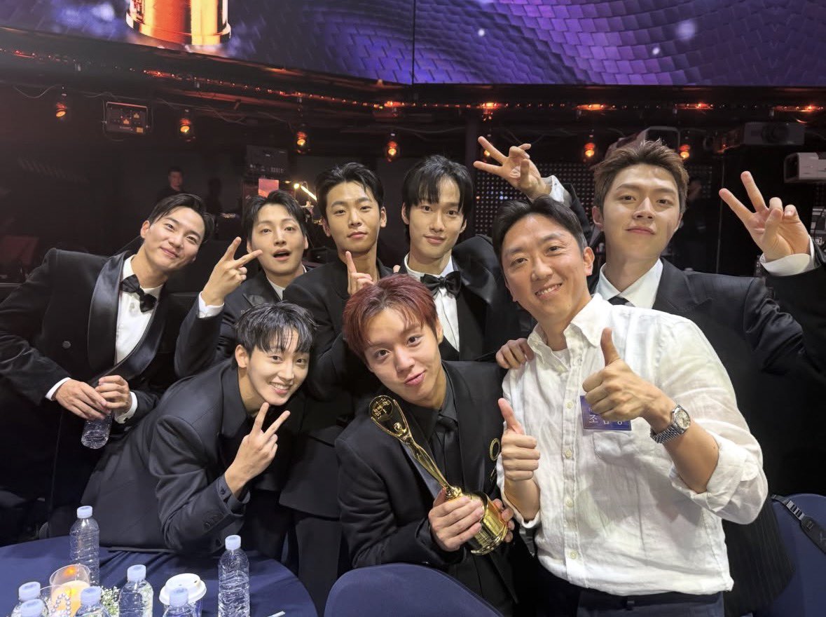 bui0529's tweet photo. 취사병 단체사진 https://t.co/Bzp4836S4Y