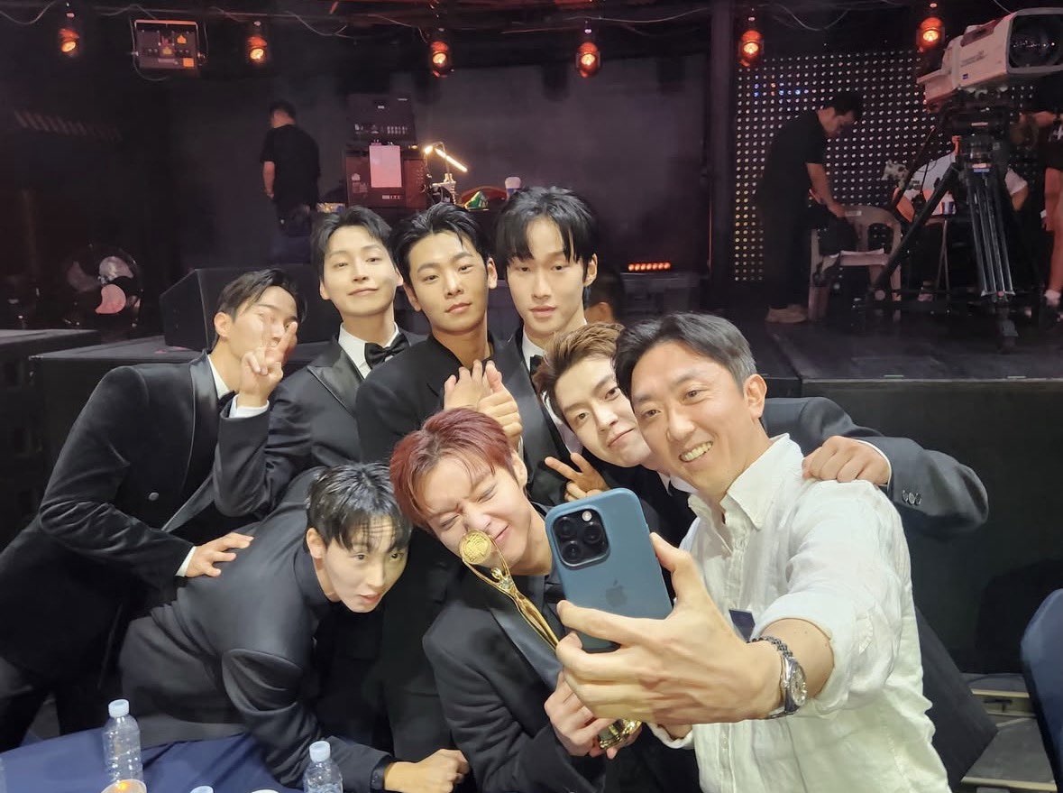 bui0529's tweet photo. 취사병 단체사진 https://t.co/Bzp4836S4Y