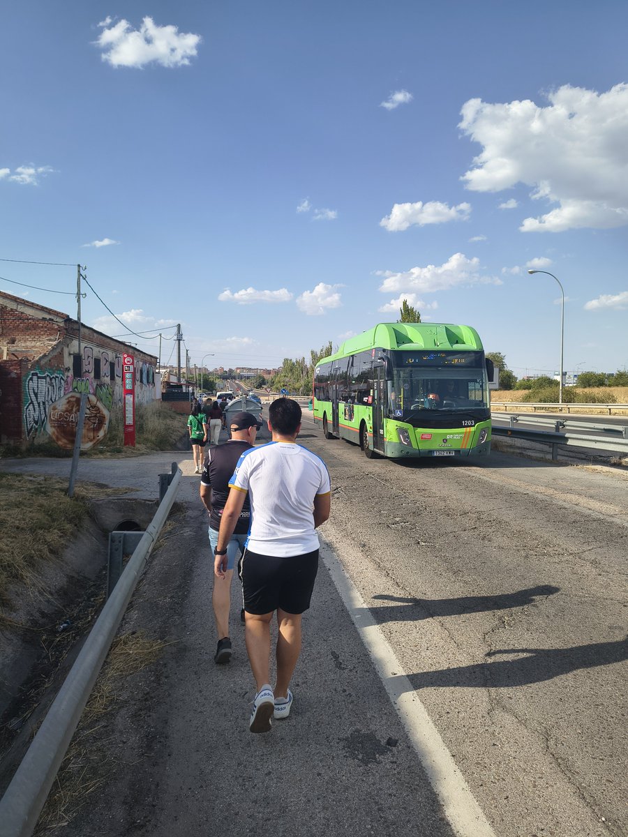 miguelooonn1's tweet photo. @CDLeganes LAMENTABLE que sigáis sin abrir el acceso en ronda norte, igual que en los partidos del B. El que no tiene coche tiene que dar un rode de 20 min y pasar por descampados. ¿Cómo van a ir mayores y niños? Pero vosotros a lo vuestro, año tras año. Mejor un aparcamiento privado ahí https://t.co/cODAP3pO4A