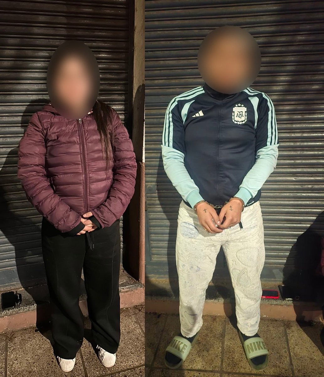 gabrieliezzi's tweet photo. *La Policía de la Ciudad detuvo en Parque Chacabuco a un “narco-trapito” y a una boliviana con más de un kilo de cocaína con el sello del delfín* /@PoliciaCiudadBA 

La Policía de la Ciudad detuvo en el barrio de Parque Chacabuco a un hombre con antecedentes de actuar como “trapito” y a una mujer boliviana, cuando circulaban en un auto con un ladrillo de más de un kilo de cocaína que llevaba el sello del delfín.

Personal de la División Antidrogas Zona Sur realizaba un control preventivo en las cercanías del Barrio Illia y, en Cachimayo al 1900, frenó a un Fiat Siena gris, el cual circulaba con dos ocupantes, un hombre argentino de 25 años y una mujer boliviana de 23.

Al requisar la unidad, los efectivos observaron que en los asientos traseros había un ladrillo compacto envuelto en papel amarillo.

Al ser inspeccionado se verificó que el bulto contenía cocaína, con un peso de 1.062 gramos, el cual tenía en la parte superior la imagen bajo relieve de un delfín.

Ese logo se suele encontrar en operativos contra células del narcotráfico que operan en Sudamérica y se relaciona con una marca impuesta por el narco Reynaldo Delfín Castedo, quien está detenido y controlaba ambos lados de la frontera con Bolivia, lo que le valió el mote de "Patrón del Norte".

Intervino la Unidad de Flagrancia Oeste, a cargo de Catalina Neme, quien dispuso la detención de estas dos personas y el secuestro de la droga, además de dos teléfonos celulares y del vehículo en el que ambos se movilizaban.

El hombre arrestado tenía contravenciones de 2024 por prestar servicio de "trapito", estacionamiento ilegal en la vía pública en eventos masivos, y por intentar ingresar a los estadios sin entrada.

https://t.co/RawbVvuioi