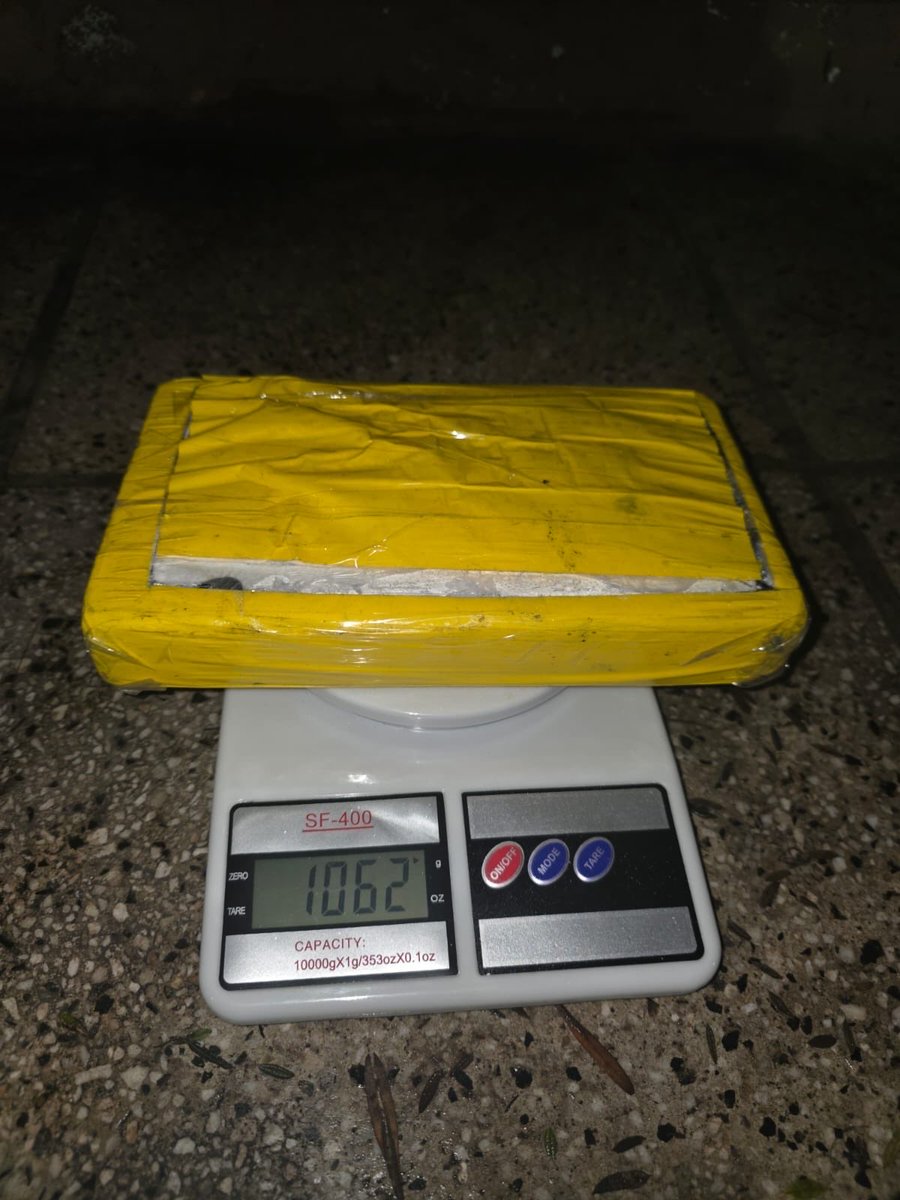 gabrieliezzi's tweet photo. *La Policía de la Ciudad detuvo en Parque Chacabuco a un “narco-trapito” y a una boliviana con más de un kilo de cocaína con el sello del delfín* /@PoliciaCiudadBA 

La Policía de la Ciudad detuvo en el barrio de Parque Chacabuco a un hombre con antecedentes de actuar como “trapito” y a una mujer boliviana, cuando circulaban en un auto con un ladrillo de más de un kilo de cocaína que llevaba el sello del delfín.

Personal de la División Antidrogas Zona Sur realizaba un control preventivo en las cercanías del Barrio Illia y, en Cachimayo al 1900, frenó a un Fiat Siena gris, el cual circulaba con dos ocupantes, un hombre argentino de 25 años y una mujer boliviana de 23.

Al requisar la unidad, los efectivos observaron que en los asientos traseros había un ladrillo compacto envuelto en papel amarillo.

Al ser inspeccionado se verificó que el bulto contenía cocaína, con un peso de 1.062 gramos, el cual tenía en la parte superior la imagen bajo relieve de un delfín.

Ese logo se suele encontrar en operativos contra células del narcotráfico que operan en Sudamérica y se relaciona con una marca impuesta por el narco Reynaldo Delfín Castedo, quien está detenido y controlaba ambos lados de la frontera con Bolivia, lo que le valió el mote de "Patrón del Norte".

Intervino la Unidad de Flagrancia Oeste, a cargo de Catalina Neme, quien dispuso la detención de estas dos personas y el secuestro de la droga, además de dos teléfonos celulares y del vehículo en el que ambos se movilizaban.

El hombre arrestado tenía contravenciones de 2024 por prestar servicio de "trapito", estacionamiento ilegal en la vía pública en eventos masivos, y por intentar ingresar a los estadios sin entrada.

https://t.co/RawbVvuioi