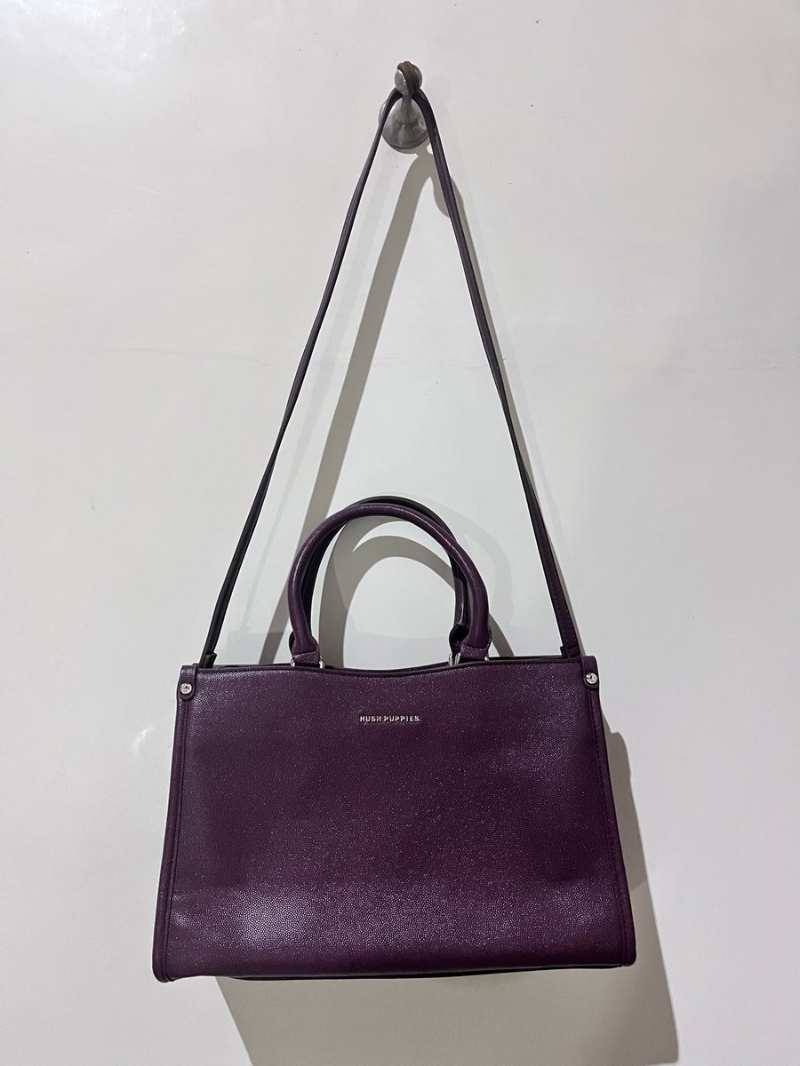 kai_jklmn's tweet photo. hush puppies bag
original
uk tinggi ± 20cm
lebar ± 30 cm 

150k 
bisa nego 
bisa 🍊 https://t.co/wLB2D907h1