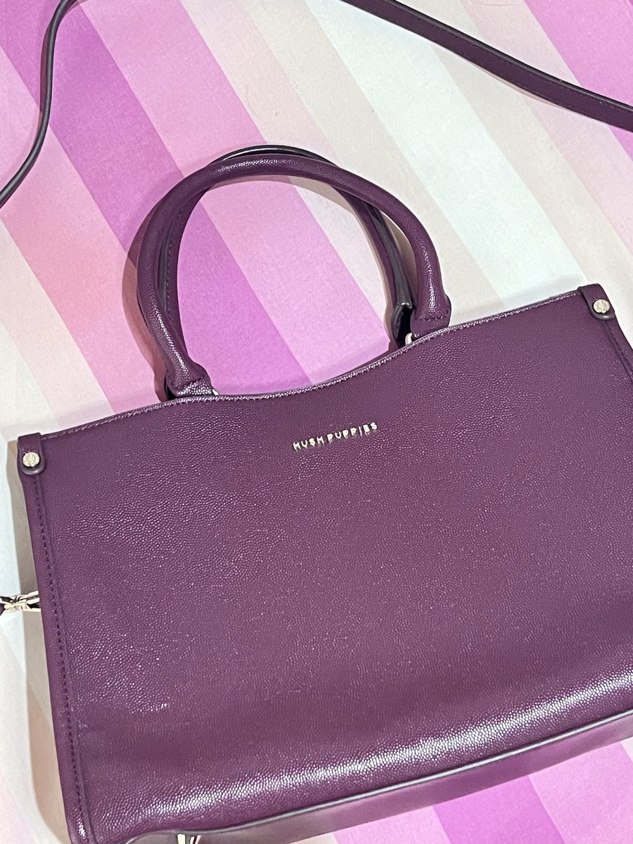 kai_jklmn's tweet photo. hush puppies bag
original
uk tinggi ± 20cm
lebar ± 30 cm 

150k 
bisa nego 
bisa 🍊 https://t.co/wLB2D907h1