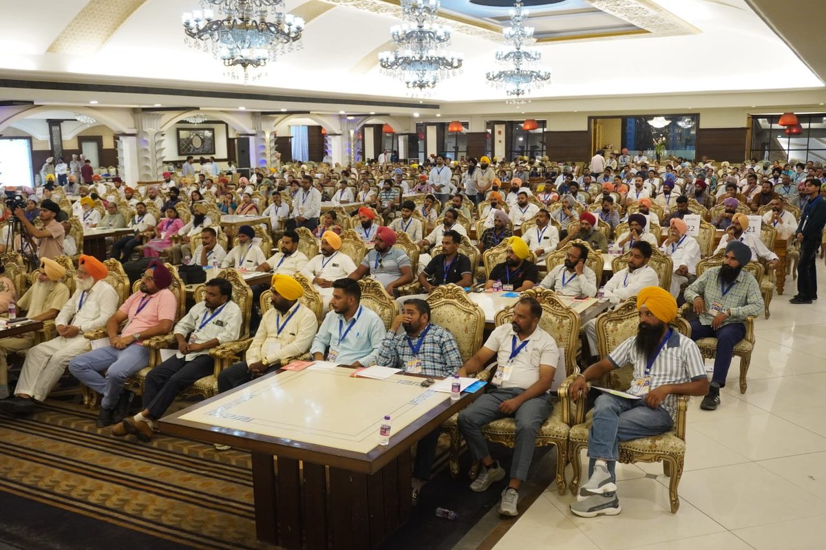 AAPbalbir's tweet photo. ਅੱਜ ਪਟਿਆਲਾ ਵਿਖੇ ਬੂਥ ਲੈਵਲ ਇੰਚਾਰਜ (BLI) ਸਾਥੀਆਂ ਨਾਲ ਮਾਣਯੋਗ ਪੰਜਾਬ ਪ੍ਰਭਾਰੀ ਸ਼੍ਰੀ ਮਨੀਸ਼ ਸਿਸੋਦੀਆ ਜੀ ਦੀ ਮੌਜੂਦਗੀ ਵਿੱਚ ਆਯੋਜਿਤ ਮੀਟਿੰਗ ਵਿੱਚ ਸ਼ਮੂਲੀਅਤ ਕੀਤੀ।ਬੂਥ ਪੱਧਰ ‘ਤੇ ਸੰਗਠਨ ਨੂੰ ਹੋਰ ਮਜ਼ਬੂਤ ਕਰਨ ਅਤੇ ਸਰਕਾਰ ਦੀਆਂ ਲੋਕ-ਭਲਾਈ ਸਕੀਮਾਂ ਨੂੰ ਹਰ ਘਰ ਤੱਕ ਪਹੁੰਚਾਉਣ ਸਬੰਧੀ ਵਿਚਾਰ-ਵਟਾਂਦਰਾ ਹੋਇਆ।ਸਾਥੀਆਂ ਵੱਲੋਂ ਮਿਲੇ ਪਿਆਰ, ਵਿਸ਼ਵਾਸ ਅਤੇ ਪਰਿਵਾਰਕ ਮਾਹੌਲ ਨੇ ਮਨ ਨੂੰ ਬਹੁਤ ਸਕੂਨ ਅਤੇ ਨਵਾਂ ਉਤਸ਼ਾਹ ਦਿੱਤਾ।