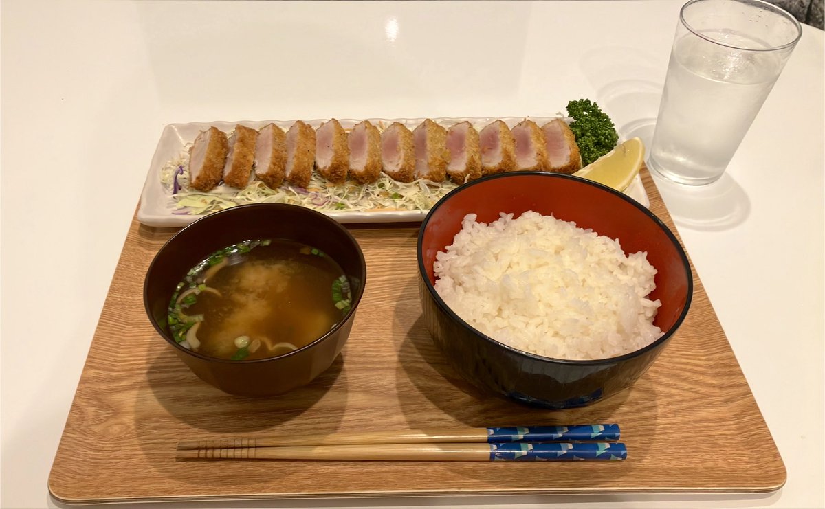 kento3391's tweet photo. マグロ生活4日目レアカツ定食
火入れしすぎた https://t.co/h5NKaQzGh6