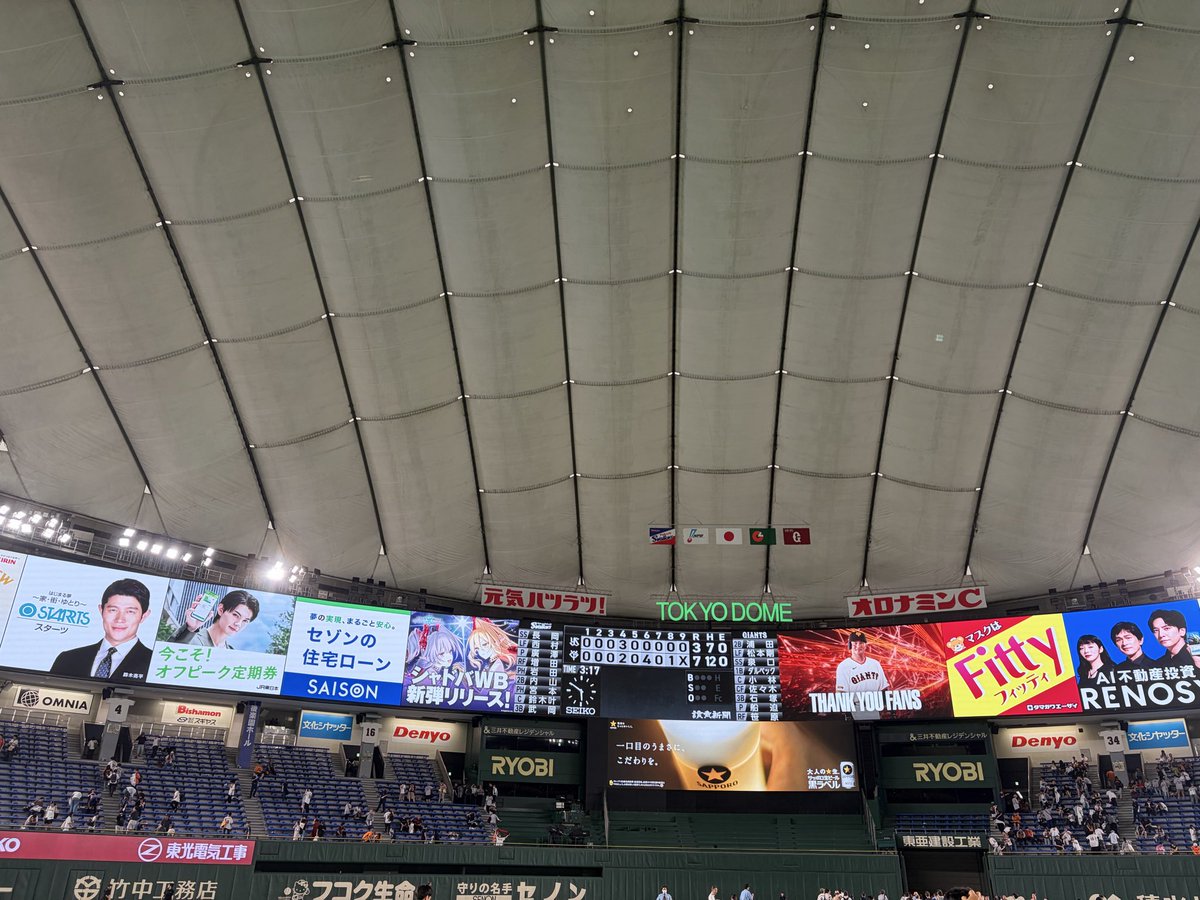 TRV_KIDS's tweet photo. 久々の丸ヒットに感動したし、
グランド降りれたし、最高現地でした。

唯一の失態は、大好きだったヤクルト岩ちゃん現地通路で通り過ぎ去った後に気づいたこと。

ただ、後ろ姿オーラ半端なかったなー🔥 https://t.co/nMtsAQ2HLZ