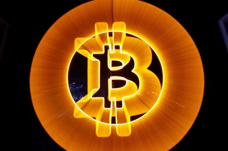 Cuzz8868's tweet photo. ❗️🔥 BITCOIN giảm xuống dưới $65.000 khi dòng vốn #ETF bù đắp lo ngại fork
 Bitcoin giao dịch dưới mức $65.000 vào Chủ nhật, giảm nhẹ so với 24 giờ trước đó, trong bối cảnh dòng vốn mạnh vào các quỹ ETF tại Mỹ cạnh tranh với những lo ngại xung quanh chuỗi thiểu số BIP-110 đang bị đình trệ.
Các quỹ ETF Bitcoin và Ether giao ngay tại Mỹ đã thu hút tổng cộng $1,1 tỷ trong tuần qua, mức tăng mạnh nhất kể từ tháng 4, dù hoạt động giao dịch vẫn ở gần mức thấp nhất trong nhiều năm. Bitcoin được giao dịch ở mức $64.800 vào lúc 15:54 giờ Việt Nam, phản ánh mức giảm 0,28%.
Các quỹ Bitcoin đã thu về $853,5 triệu trong năm phiên liên tiếp tính đến thứ Sáu, mức dòng vốn vào tuần lớn nhất kể từ ngày 17 tháng 4. Quỹ IBIT của BlackRock chiếm $693,7 triệu, tương đương hơn 80% tổng số, trong khi quỹ FBTC của Fidelity đóng góp thêm $116,4 triệu.
Các quỹ ETF Ether giao ngay thu hút $244,9 triệu, kéo dài chuỗi tăng trưởng liên tiếp lên năm tuần, dài nhất trong năm 2026. Mức thu vào $92,2 triệu vào thứ Năm là dòng vốn vào lớn nhất trong một ngày trong giai đoạn đó.
Riêng về vấn đề fork, chuỗi BIP-110 gây tranh cãi đã thực tế bị đình trệ sau khi chỉ tạo ra hai khối trong khoảng tám giờ. Trong cùng khoảng thời gian đó, chuỗi chính của Bitcoin đã tiến thêm 48 khối, cho thấy sự thiếu hụt sức mạnh đào của mạng lưới tách ra này.
BIP-110 tìm cách hạn chế hình ảnh, văn bản và các dữ liệu phi thanh toán khác trong các giao dịch Bitcoin trong một năm. Giai đoạn báo hiệu bắt buộc bắt đầu tại khối 961.632, khiến các nút hỗ trợ từ chối các khối không báo hiệu sự chấp thuận.
Chỉ 2,53% các khối được đào gần đây ủng hộ đề xuất này, thấp hơn nhiều so với ngưỡng 55%. Chuỗi thiểu số kế thừa độ khó đào của Bitcoin nhưng có quá ít sức mạnh hash để tạo ra các khối một cách thường xuyên. Lần điều chỉnh độ khó tiếp theo của chuỗi này được ước tính là khoảng 350 ngày nữa theo tốc độ hiện tại.
Cả hai chuỗi vẫn chấp nhận các giao dịch giống hệt nhau, khiến những người nắm giữ cố gắng bán các đồng coin fork có nguy cơ bị tấn công phát lại, điều này cũng có thể chuyển BTC thật của họ.
bitcoin:native