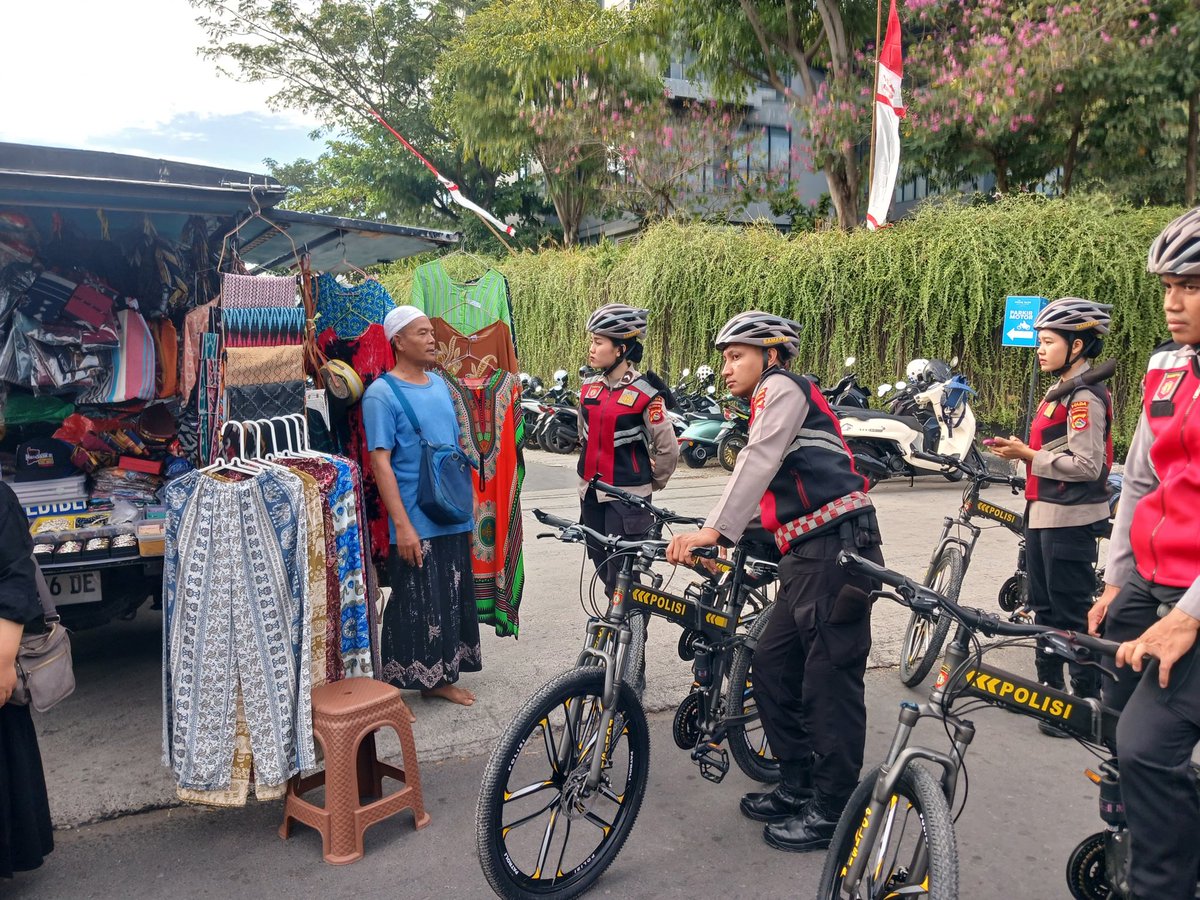 SabharaBatu's tweet photo. Personel Ditpamobvit Polda Sumbar melaksanakan pengamanan kegiatan Festival Telong-Telong dalam rangka memperingati Hari Jadi Kota Padang ke-357 Tahun. Kehadiran personel bertujuan untuk memberikan rasa aman dan nyaman bagi seluruh masyarakat yang menikmati kemeriahan festival. https://t.co/AaKtFQebqs