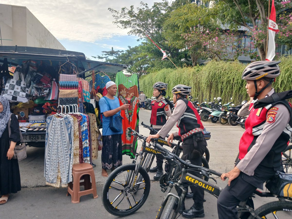 SabharaBatu's tweet photo. Personel Ditpamobvit Polda Sumbar melaksanakan pengamanan kegiatan Festival Telong-Telong dalam rangka memperingati Hari Jadi Kota Padang ke-357 Tahun. Kehadiran personel bertujuan untuk memberikan rasa aman dan nyaman bagi seluruh masyarakat yang menikmati kemeriahan festival. https://t.co/AaKtFQebqs