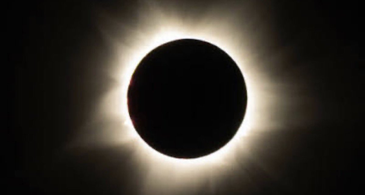 BallyBagayoko's tweet photo. 🌞🌑 Éclipse du 12 août : la Ville aux côtés des familles, pour le pouvoir d’achat et le droit à la curiosité

Le 12 août prochain, nous aurons la chance d’assister à une éclipse solaire exceptionnelle. Un événement rare, spectaculaire, mais qui nécessite des lunettes de protection adaptées pour être observé en toute sécurité.

En 1999, plus de 30 millions de lunettes avaient été distribuées gratuitement en France. Aujourd’hui, elles sont souvent vendues entre 2 et 5 € la paire. Pour une famille avec plusieurs enfants, cela peut vite représenter une dépense supplémentaire de 10, 20 ou 30 €.

Dans le contexte actuel, chaque euro compte.

C’est pourquoi, en tant que maire, avec la municipalité, j’ai souhaité que la Ville soit au rendez-vous pour soutenir les familles, préserver leur pouvoir d’achat et permettre à tous les enfants de profiter de ce moment exceptionnel.

🌑 Près de 2 000 lunettes spéciales seront ainsi mises à disposition des enfants et des familles, dans nos centres de loisirs et nos centres de vacances.

👉 1 300 lunettes ont déjà été réceptionnées et seront distribuées dès lundi aux enfants des centres de loisirs de Saint-Denis/Pierrefitte pour qu’ils puissent observer l’éclipse en famille et en toute sécurité.

👉 Dans nos centres de vacances, près de 300 enfants, jeunes et familles seront également concernés et les lunettes nécessaires sont en cours d’achat.

👉 Nos équipes sont mobilisées pour faire de cette éclipse un moment pédagogique autour des sciences et de l’astronomie.

👉 La prévention est déjà déployée sur les réseaux sociaux de la Ville, avec une sensibilisation des familles aux précautions indispensables pour observer l’éclipse en toute sécurité.

Au-delà de l’éclipse, c’est une conviction que nous défendons : le pouvoir d’achat, c’est aussi pouvoir permettre à ses enfants de découvrir, d’apprendre et de s’émerveiller.

Le droit à la curiosité ne doit pas dépendre des moyens financiers des parents. En tant que maire, je veux que notre Ville soit une ville qui protège, qui accompagne et qui donne à chacun les mêmes chances.

🌞 Soutenir les familles. Préserver leur pouvoir d’achat. Donner à chaque enfant le droit de lever les yeux vers le ciel.

🌑 Le ciel appartient à tout le monde. La science et la curiosité aussi.