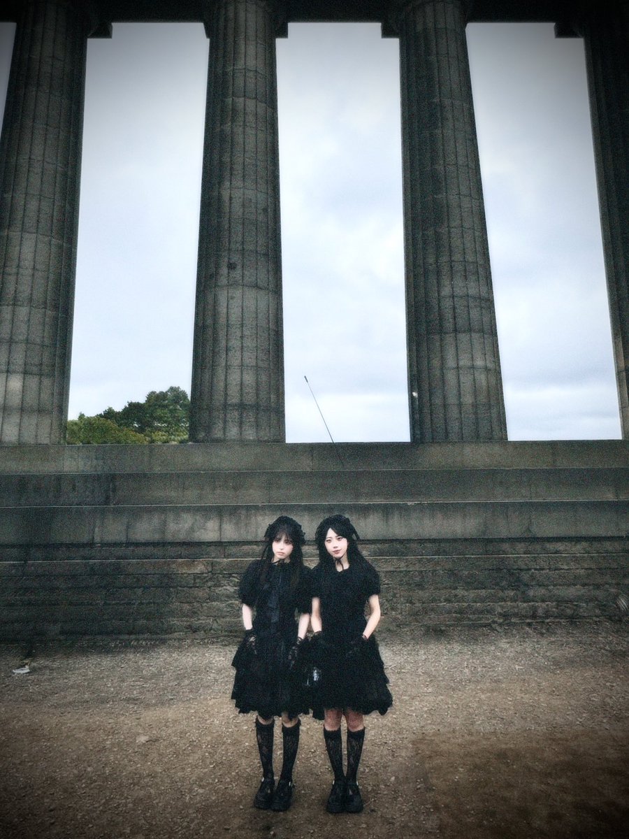 yubiningyou77's tweet photo. 【 #唯美人形エジンバラ遠征 情報🎤】 

『Edinburgh Festival Fringe』

本日の人形たちの出現場所が決まりました。

🗓 2026.8.9 Sun.
🏰 Lower Mid High
🕰16:45-17:15

世界最大の芸術祭の街角で、唯美人形の世界をお届けします。

エジンバラの街で、
人形たちを見つけてください。🌹

-------------------------------

The location where the dolls will appear today has been decided.

We will bring the world of Yui Ningyo to the streets of the world’s largest arts festival.

Keep an eye out for the dolls
somewhere in the streets of Edinburgh. 🌹

#EdFringe #YubiNingyou #StreetPerformance