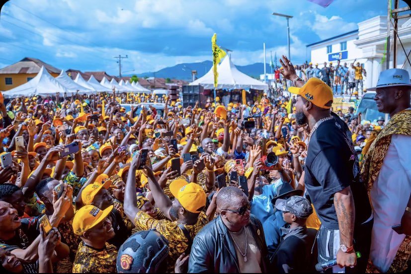 A2Canvas's tweet photo. @davido speaking 👏🏿❤️ — selfless as always, standing up for his uncle and Osun.
But @HE_MondayOkpebholo, why touch the lion? 🦁 Why worry about Osun when Edo needs you? 😂
I believe in the Adeleke’s, Davido & the people of Osun. 🗳️💯
#OsunDecides #Davido #Adeleke https://t.co/LkuBf8SWGC