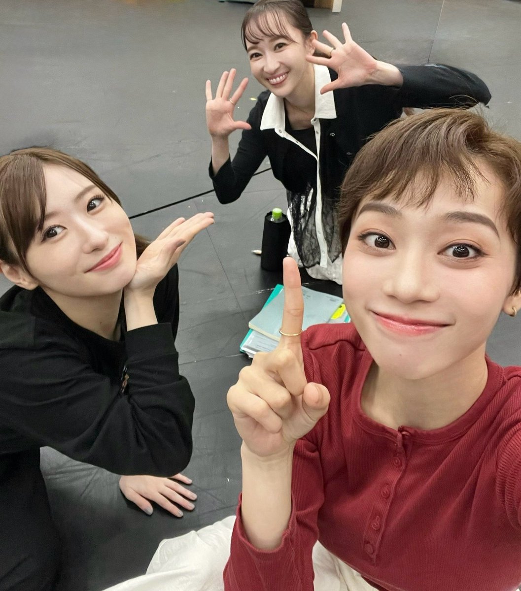 arisa_hitomi's tweet photo. SPY×FAMILYお稽古進んでおります✨
ヨルさん役の
#唯月ふうか さん　#真彩希帆 さんと
My birthdayに撮ってもらいました🥰

初めてご一緒する　ふうちゃんの可愛さにキュンキュン🫰してますし
なっちゃんと久しぶりに一緒に過ごせて嬉しい☺️
それぞれ　とっても素敵なヨルさんです💕
オルカさん頑張る! https://t.co/HixRtMXbGp