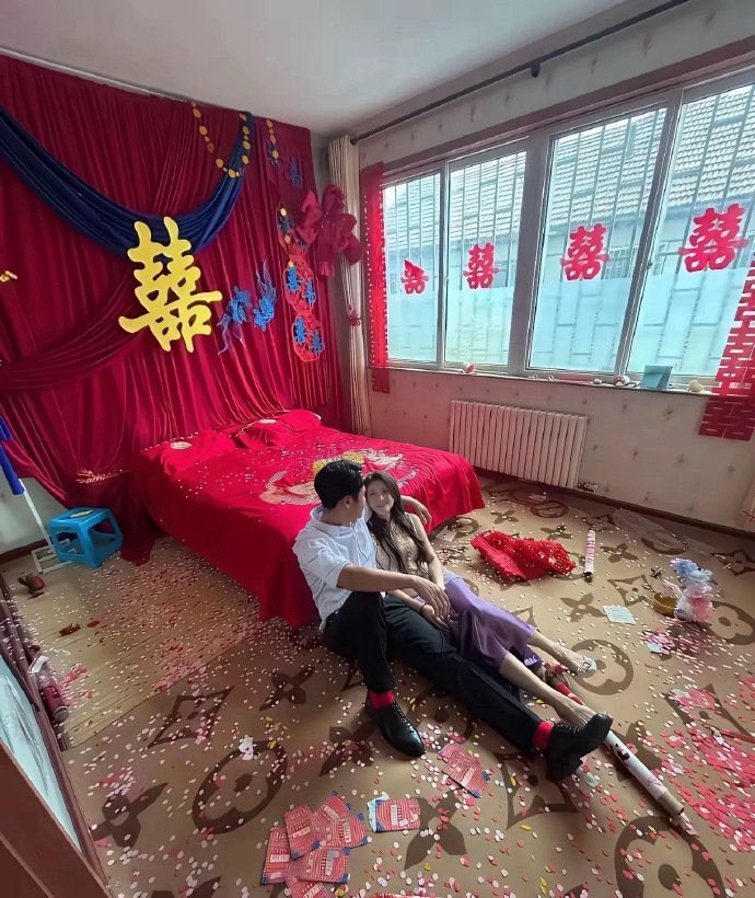 LunarBlueFFXIV's tweet photo. 此刻只能想到这一句了“新婚燕尔，洞房花烛”🤣
#上海 #反差日常 #精神小妹 https://t.co/XUPulzF5Bz