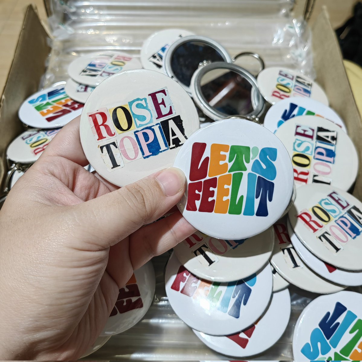 _aavyg_'s tweet photo. 🌹 #rosetopia Freebies are in!! 🥹

SEE YOU BLACKROSES 🫶🏻

#TheRose #RosetopiaInManila https://t.co/hYkNJlvYe1