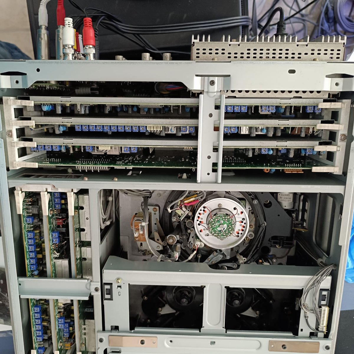 jcdag_info's tweet photo. Oskar  ha terminado de digitalizar los VHS y ha empezado con los Betacam, pero  esta teniendo problemas con la maquina. Lleva varios días entre la IA,  los videos en ingles de youtube... intentando arreglar la maquina. https://t.co/QZjBdIG9Dp