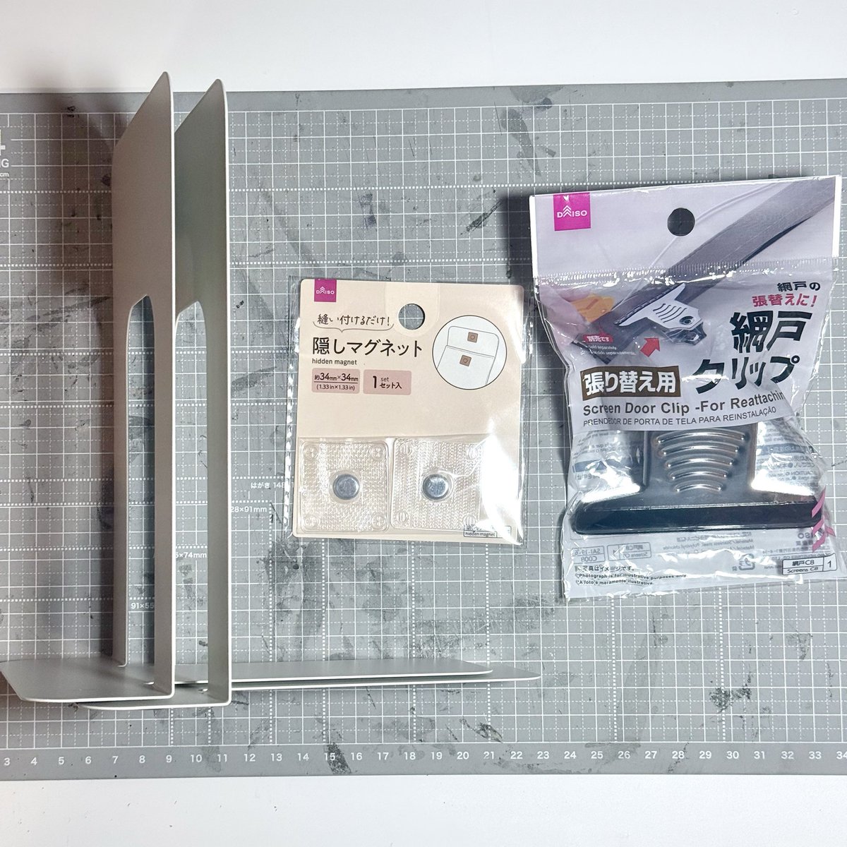 tsuki_leather's tweet photo. 100均アイテムで簡易レーシングポニー完成！

マグネットを仕込んで、針をペタッと付けられるようにひと工夫🧲

これで手縫いが少し快適になりそうです😊

#レザークラフト #ハンドメイド #DIY https://t.co/pW0K8Ta8ZM