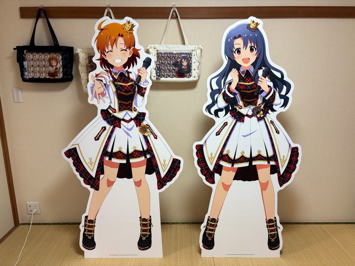 j2m_shisei's tweet photo. ちょっと待って？？？
デレミリ衣装展の等身大パネル建てたんですけど、明らかに既出のよりデカくて草

自分の身長より高さあるとか...おもろ過ぎる😂 https://t.co/aJL7YQgTao