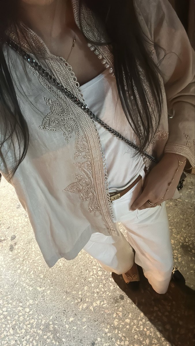 ic4par's tweet photo. Outfit check + my fav spot 🫶🏼 https://t.co/RzH2QauCWl
