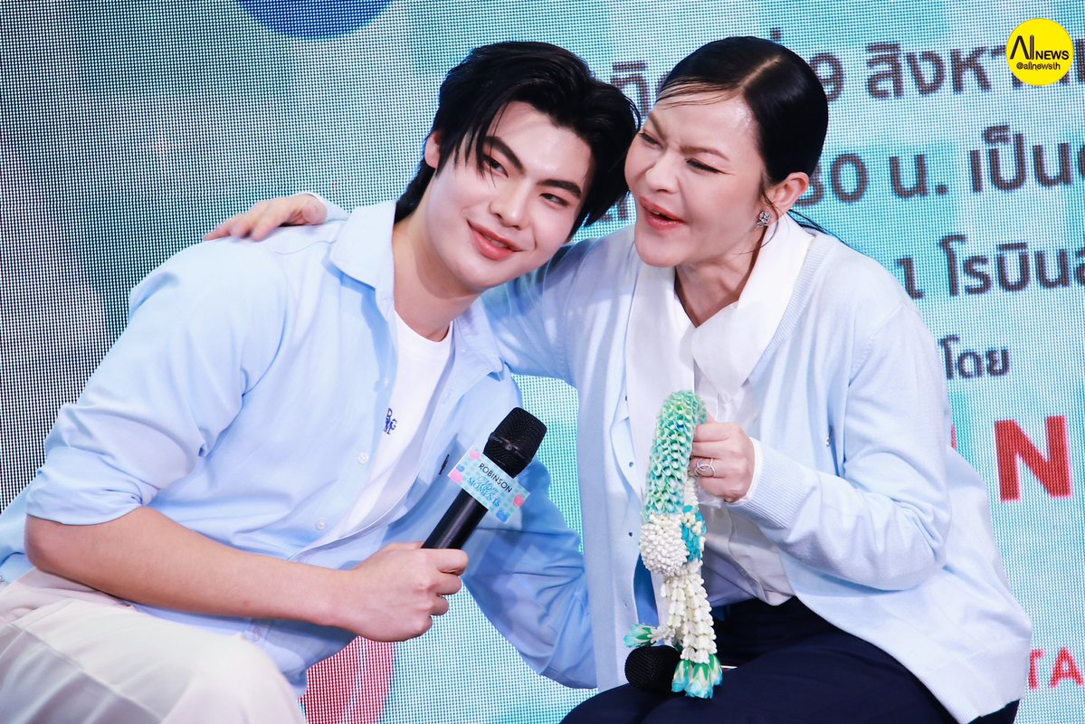 AllNews_th's tweet photo. "น้องธีร์ ธีรติ" ควงคู่คุณแม่แอมร่วมกิจกรรมสุดพิเศษกับแฟนคลับแบบใกล้ชิด ในงาน "ROBINSON MOM MOMENTS" 

Robinson x Thee
#tthi_eks
#RobinsonMomMomentsxThee
#RobinsonMomMoments https://t.co/l9vvlma4PH