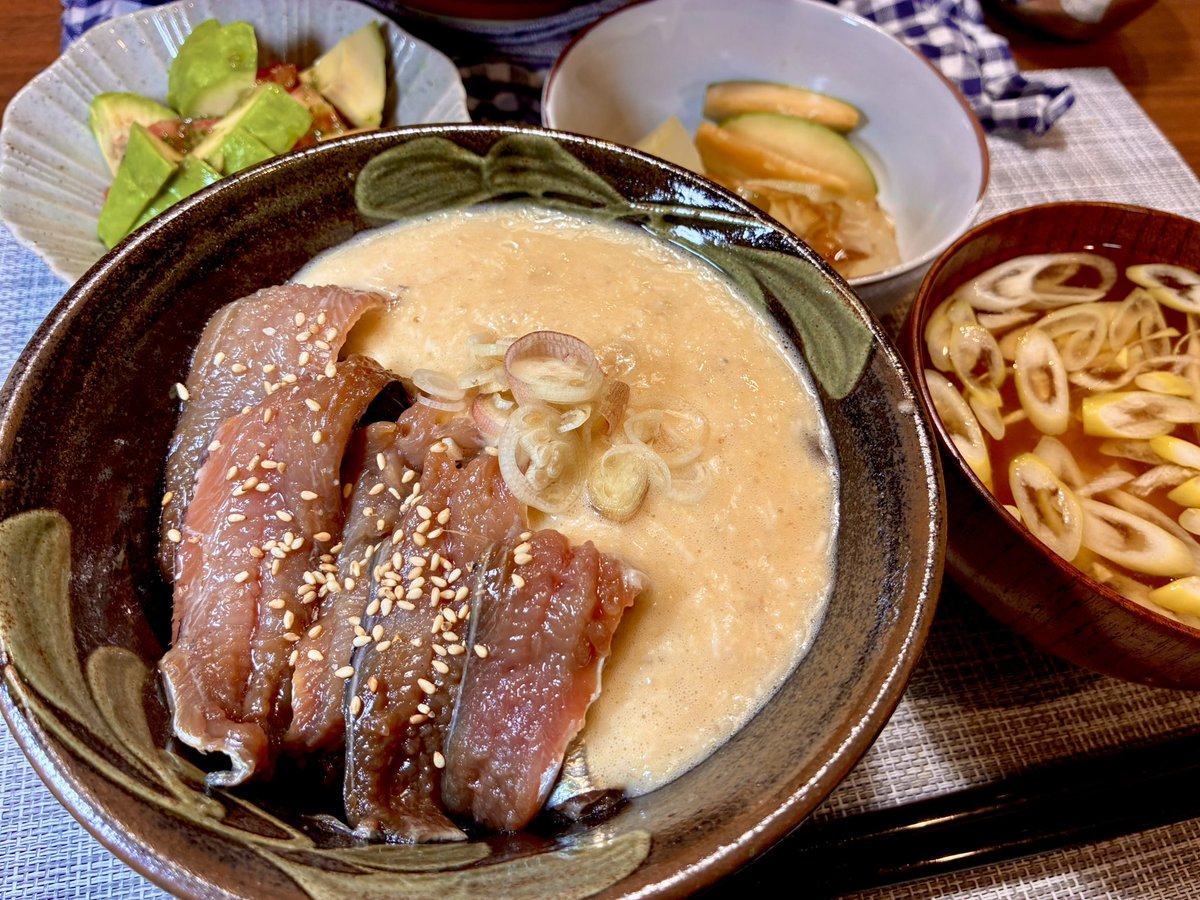 fufu_ridill's tweet photo. いわしの漬けととろろ丼

初めて鰯の手開きに挑戦してみた、意外と手軽にできますねぇ https://t.co/zkTrogNzcB