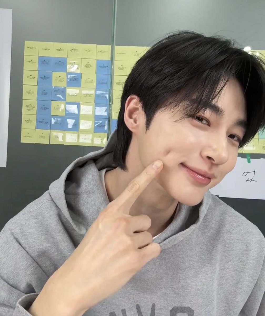 _cutiebws's tweet photo. 250430                                                      260809

always flexin’ his cutie dimple 🥰 https://t.co/Dh4Lb9mMqA