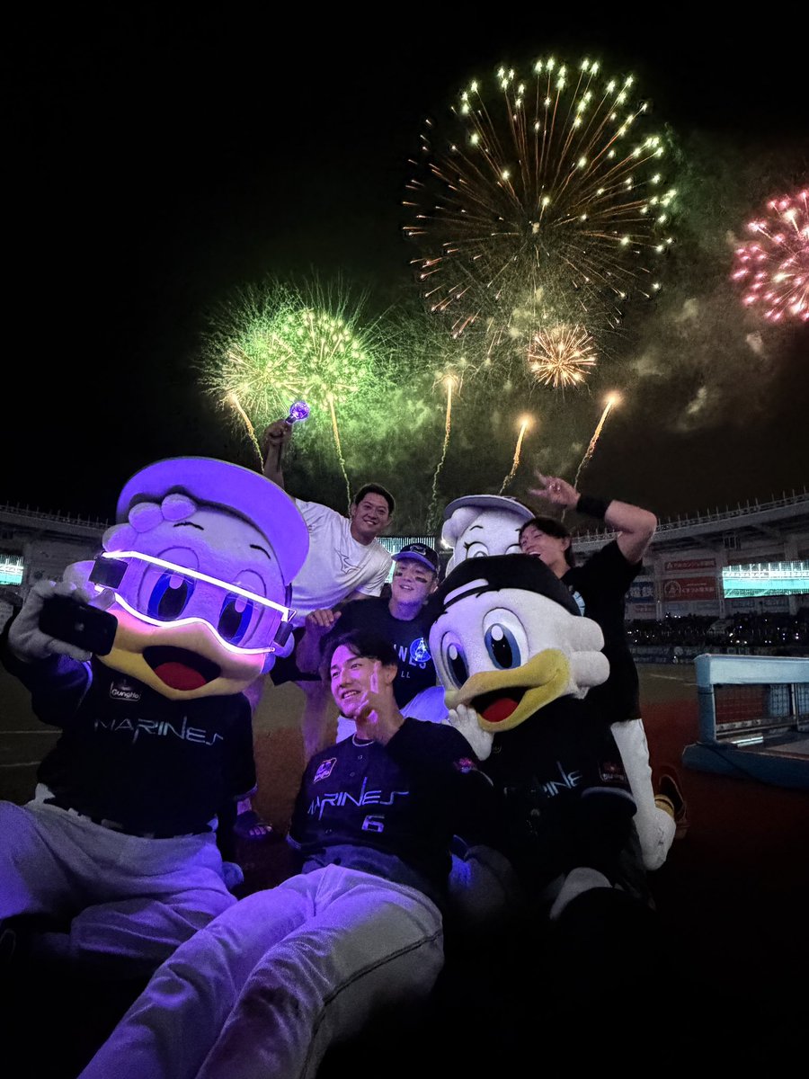 chibalotte_pr's tweet photo. 試合後の花火を見る選手たち！
#chibalotte #広報 
#佐藤都志也 #山本大斗 #西川史礁 #山口航輝 https://t.co/orR2qGf3pI
