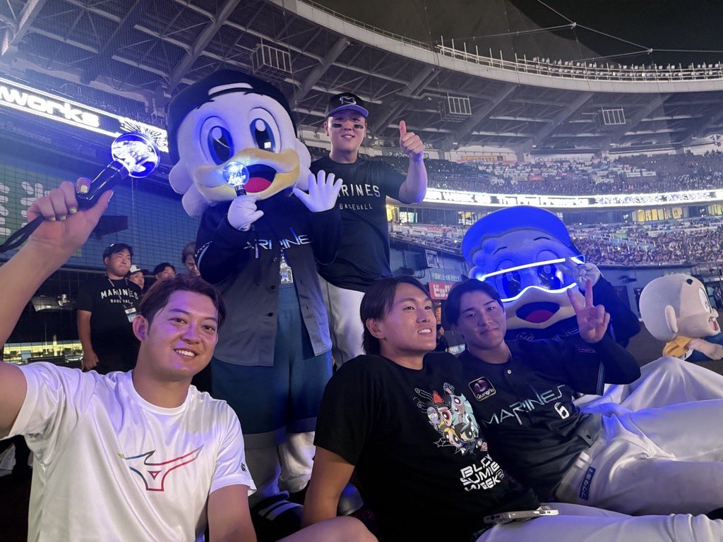 chibalotte_pr's tweet photo. 試合後の花火を見る選手たち！
#chibalotte #広報 
#佐藤都志也 #山本大斗 #西川史礁 #山口航輝 https://t.co/orR2qGf3pI