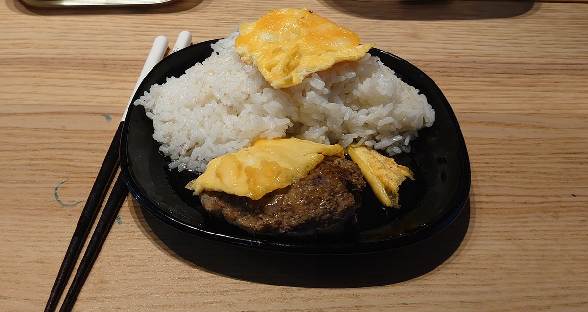 Mimikyu2005's tweet photo. 今日は小3の長男が晩御飯を作ってくれました☺️
お母さんに教えてもらいながらも
ほぼ一人で作ったハンバーグは激うまでした👏 https://t.co/xk6Y9IfHRA