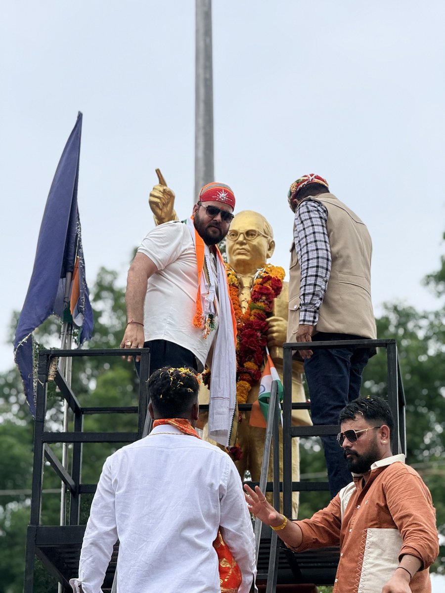 JSherpur's tweet photo. शाजापुर में भव्य तिरंगा यात्रा!
आजादी के महापर्व पर तिरंगे के रंग में रंगा शाजापुर।
बाबा साहेब डॉ. भीमराव अंबेडकर जी एवं वीर शिरोमणि महाराणा प्रताप जी को माल्यार्पण कर श्रद्धापूर्वक नमन किया। https://t.co/iF9Nfj4Gtu